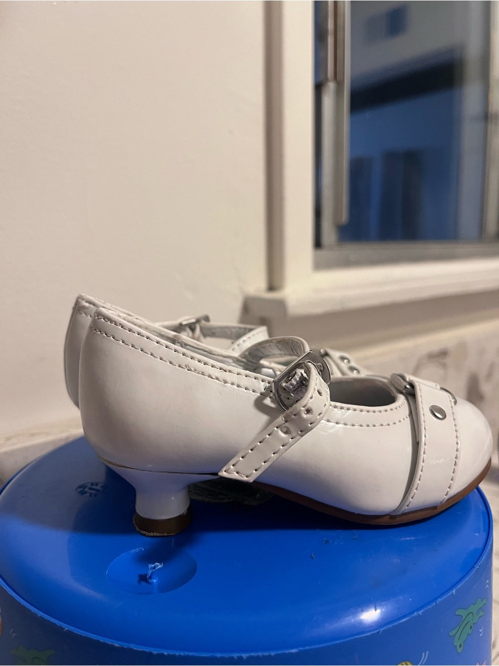 Girls White Low-Heel Mary Jane Dress Shoes with Buckle